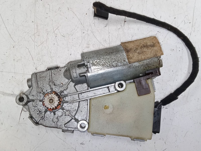 Recambio de motor techo solar para volkswagen golf iv (1j1) 1.9 tdi referencia OEM IAM 4B0959951B   Recambio de motor techo solar para volkswagen golf iv (1j1) 1.9 tdi referencia OEM IAM 4B0959951B