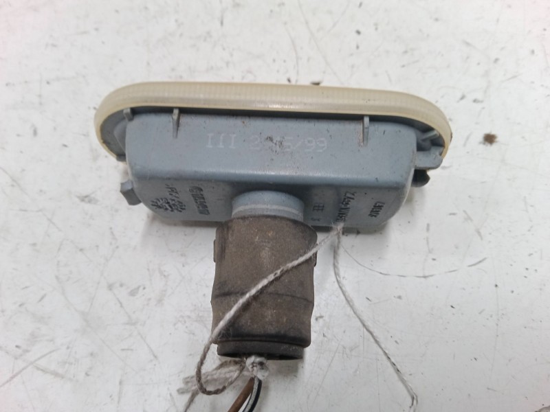 Recambio de intermitente lateral izquierdo para volkswagen golf iv (1j1) 1.9 tdi 4motion referencia OEM IAM    Recambio de intermitente lateral izquierdo para volkswagen golf iv (1j1) 1.9 tdi 4motion referencia OEM IAM