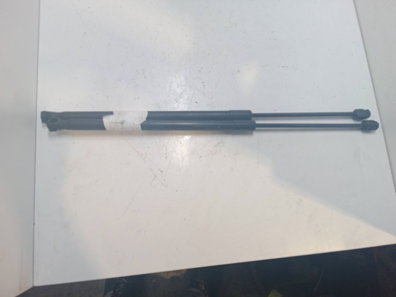 Recambio de amortiguadores capo para volkswagen touareg (7la, 7l6, 7l7) 2.5 r5 tdi referencia OEM IAM    Recambio de amortiguadores capo para volkswagen touareg (7la, 7l6, 7l7) 2.5 r5 tdi referencia OEM IAM