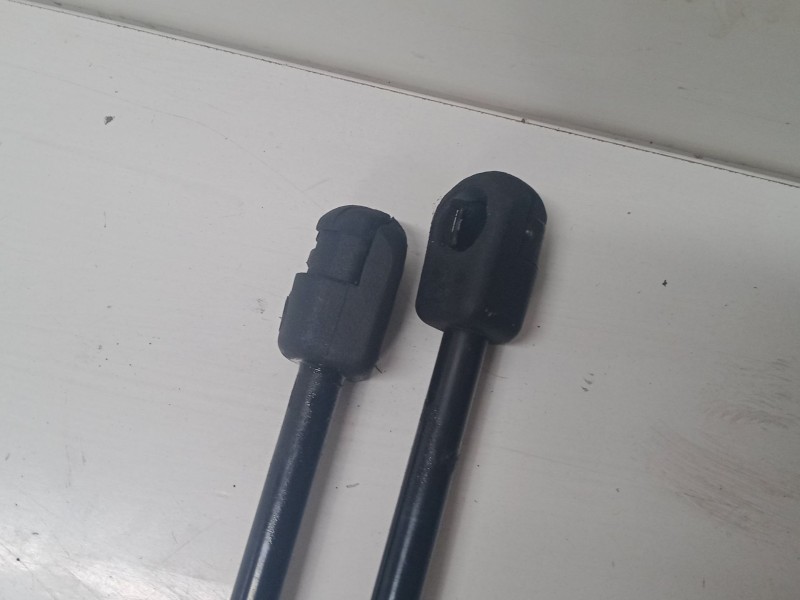 Recambio de amortiguadores capo para volkswagen touareg (7la, 7l6, 7l7) 2.5 r5 tdi referencia OEM IAM    Recambio de amortiguadores capo para volkswagen touareg (7la, 7l6, 7l7) 2.5 r5 tdi referencia OEM IAM