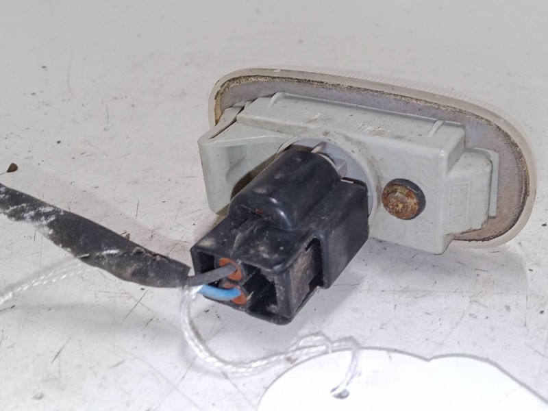 Recambio de intermitente lateral derecho para kia carens iii monospace (un) 2.0 crdi 140 referencia OEM IAM   