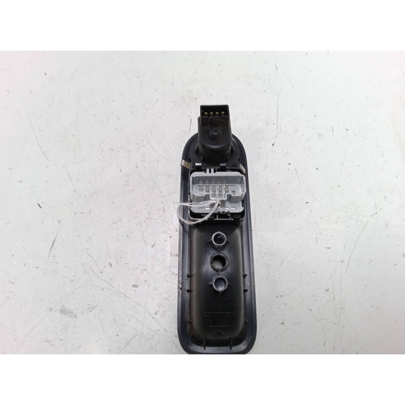 Recambio de mando elevalunas delantero izquierdo para renault clio iii (br0/1, cr0/1) 1.4 16v referencia OEM IAM   