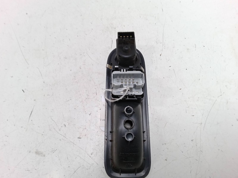 Recambio de mando elevalunas delantero izquierdo para renault clio iii (br0/1, cr0/1) 1.4 16v referencia OEM IAM   