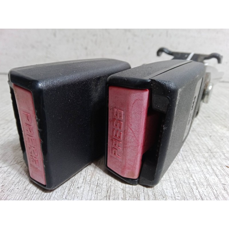 Recambio de anclaje cinturon trasero izquierdo para renault megane ii (bm0/1_, cm0/1_) 1.4 16v (bm0b, cm0b) referencia OEM IAM  