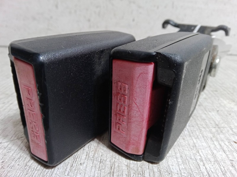 Recambio de anclaje cinturon trasero izquierdo para renault megane ii (bm0/1_, cm0/1_) 1.4 16v (bm0b, cm0b) referencia OEM IAM  