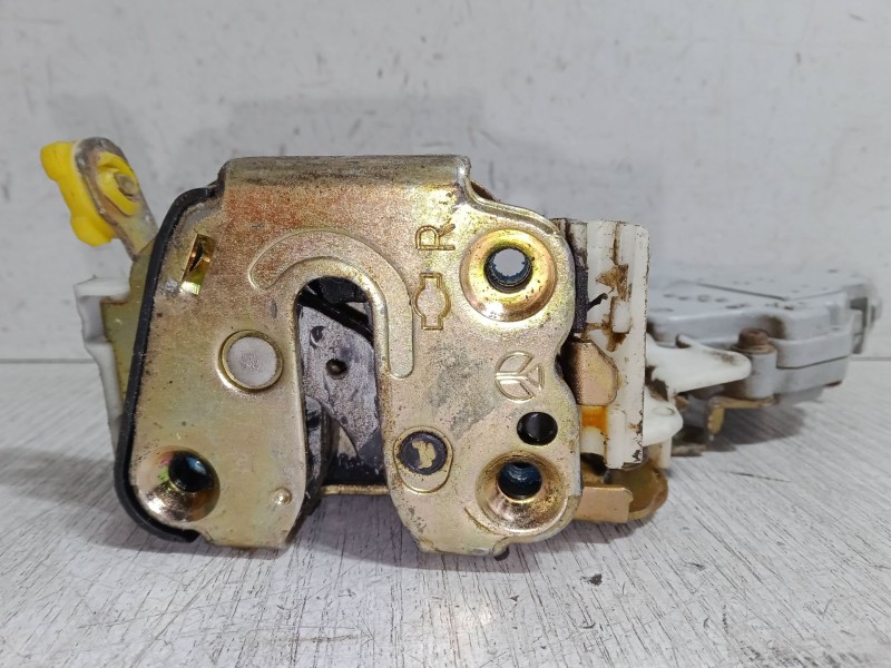 Recambio de cerradura derecha 3p para nissan terrano ii (r20) 2.7 td 4wd referencia OEM IAM   