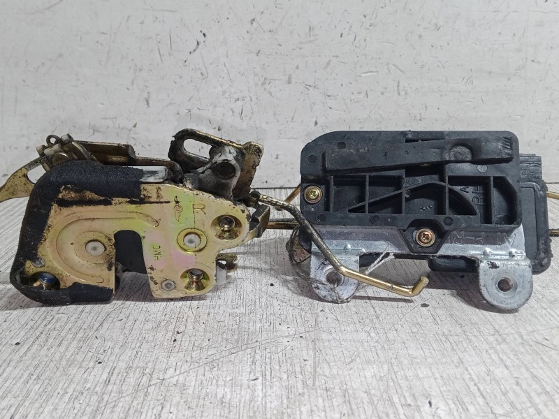 Recambio de cerradura puerta delantera derecha para hyundai h-1 / starex autobús (a1) 2.5 crdi referencia OEM IAM   