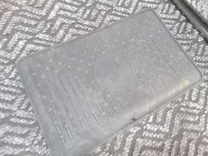 Recambio de conjunto alfombrillas para peugeot 205 ii (20a/c) 1.1 referencia OEM IAM   