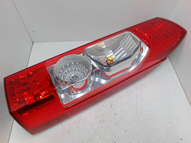 Recambio de piloto trasero derecho para peugeot boxer autobús 3.0 hdi 160 referencia OEM IAM 01366455080  