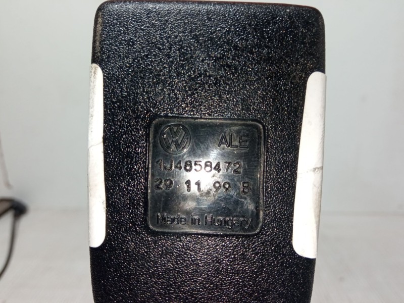 Recambio de anclaje cinturon delantero derecho para volkswagen golf iv (1j1) 1.9 tdi referencia OEM IAM 1J4858472  