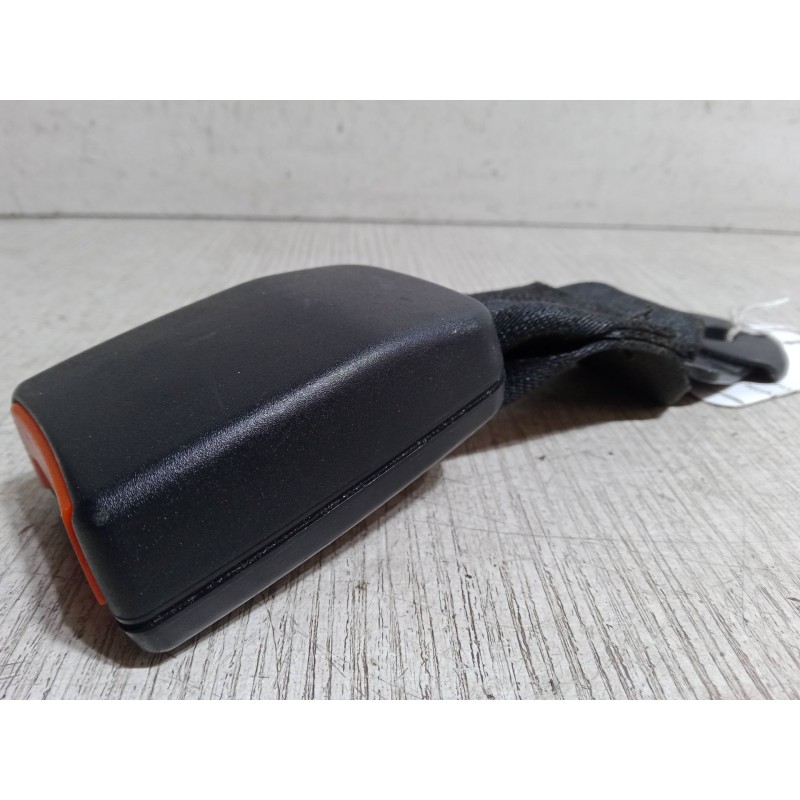 Recambio de enganche cinturon trasero derecho para ford focus c-max (dm2) 1.6 tdci referencia OEM IAM 1466561  