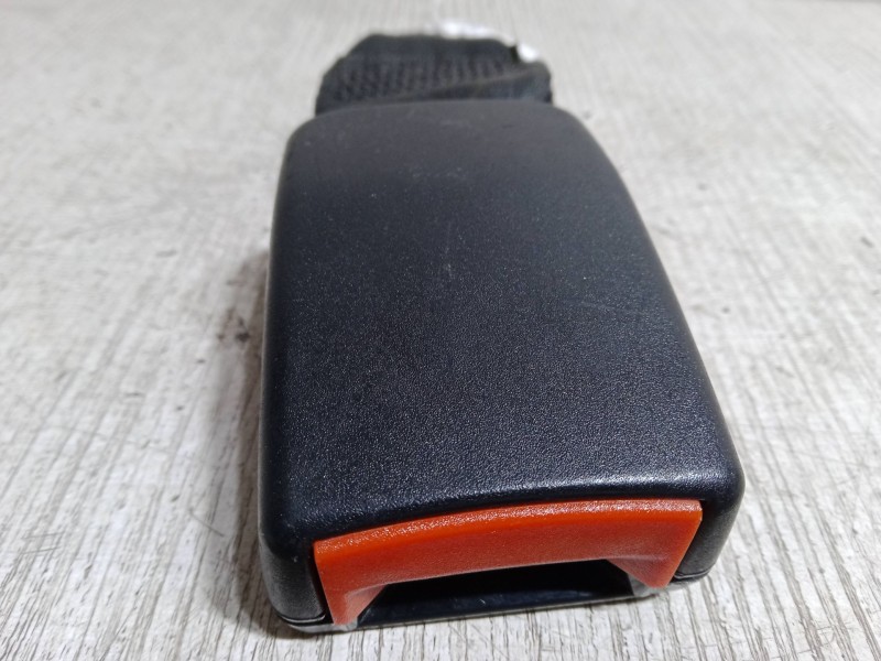 Recambio de enganche cinturon trasero derecho para ford focus c-max (dm2) 1.6 tdci referencia OEM IAM 1466561  