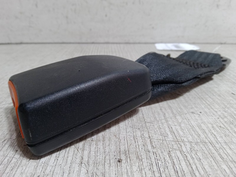 Recambio de enganche cinturon trasero central para ford focus c-max (dm2) 1.6 tdci referencia OEM IAM 1466562  