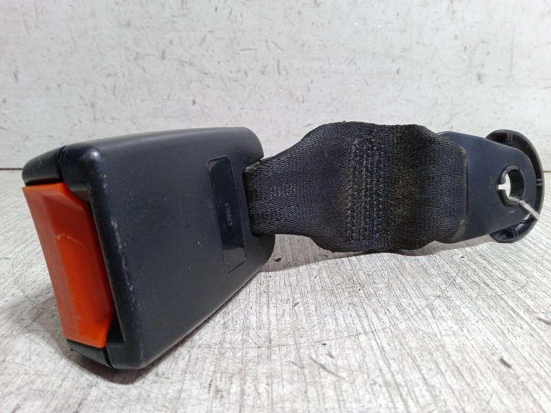 Recambio de enganche cinturon trasero izquierdo para ford focus c-max (dm2) 1.6 tdci referencia OEM IAM 1466561  