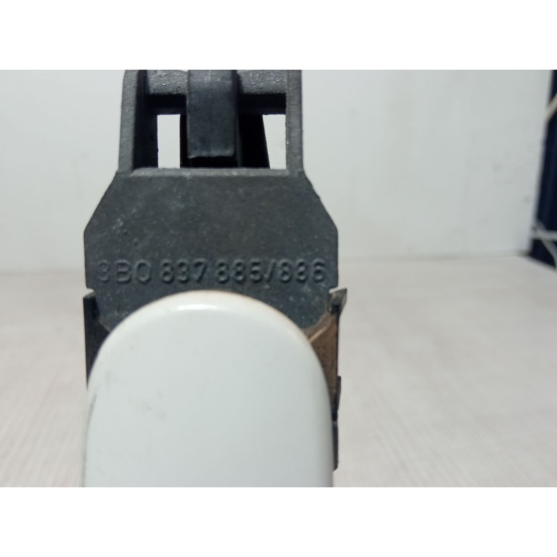 Recambio de maneta exterior puerta delantera derecha para volkswagen golf iv (1j1) 1.9 tdi referencia OEM IAM 3B0837885/886  