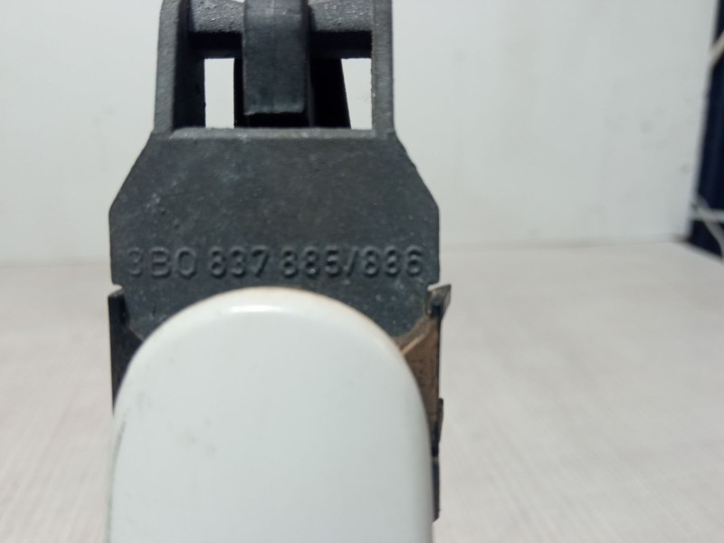 Recambio de maneta exterior puerta delantera derecha para volkswagen golf iv (1j1) 1.9 tdi referencia OEM IAM 3B0837885/886  