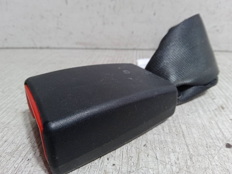 Recambio de enganche cinturon trasero derecho para citroën c3 ii (sc_) 1.4 hdi 70 (sc8hzc, sc8hr0, sc8hp4) referencia OEM IAM 96