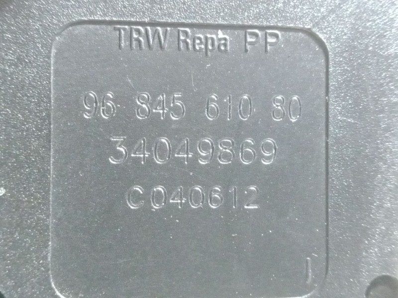 Recambio de enganche cinturon trasero derecho para citroën c3 ii (sc_) 1.4 hdi 70 (sc8hzc, sc8hr0, sc8hp4) referencia OEM IAM 96