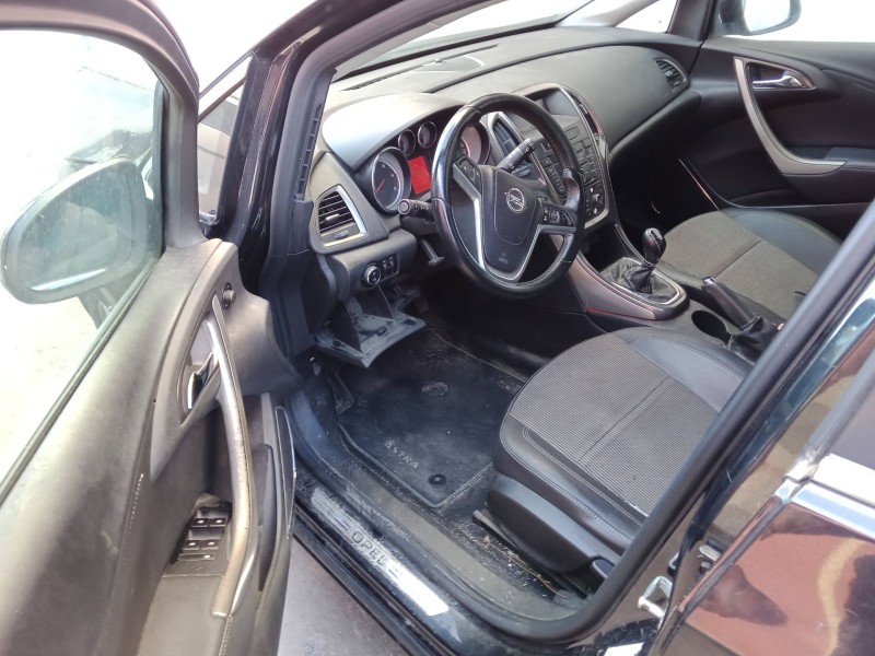 opel astra j gtc del año 2012