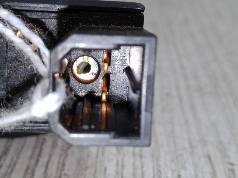 Recambio de boton apertura porton para chevrolet aveo / kalos sedán (t250, t255) 1.4 referencia OEM IAM   