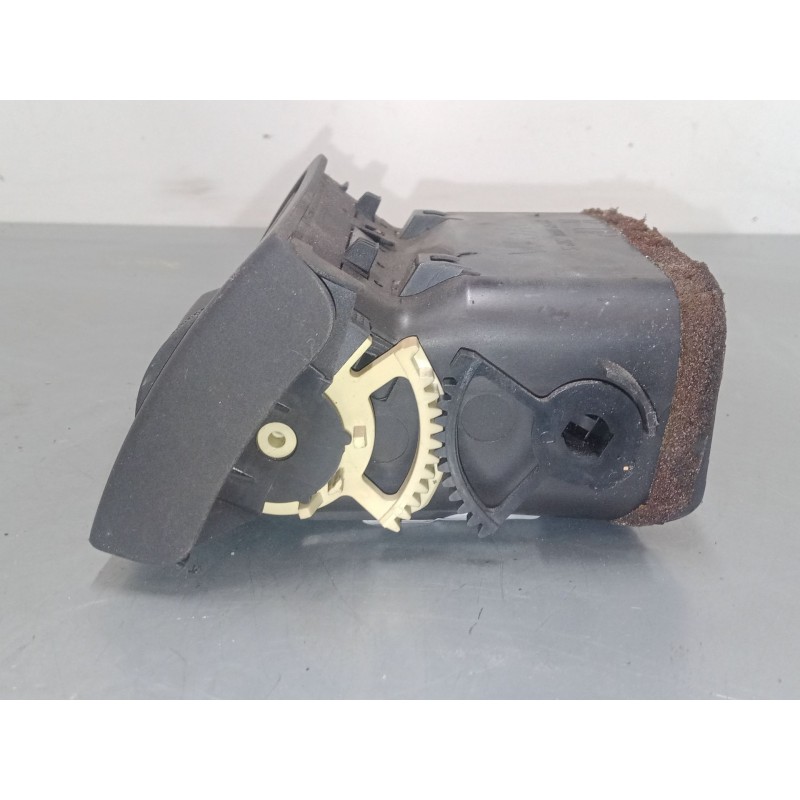 Recambio de aireador derecho para toyota corolla (_e12_) 1.6 vvt-i (zze121_) referencia OEM IAM    Recambio de aireador derecho para toyota corolla (_e12_) 1.6 vvt-i (zze121_) referencia OEM IAM