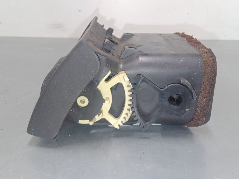 Recambio de aireador derecho para toyota corolla (_e12_) 1.6 vvt-i (zze121_) referencia OEM IAM    Recambio de aireador derecho para toyota corolla (_e12_) 1.6 vvt-i (zze121_) referencia OEM IAM