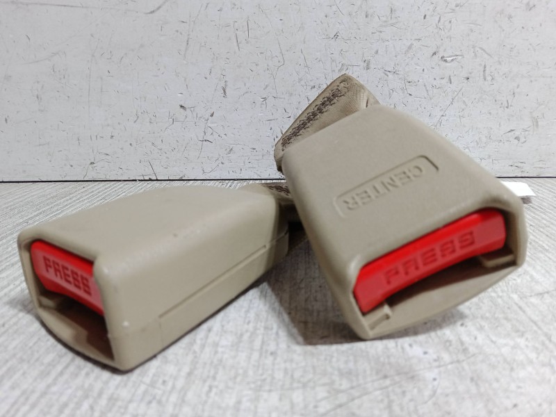 Recambio de anclaje cinturon trasero derecho para ssangyong rodius i 2.7 xdi referencia OEM IAM    Recambio de anclaje cinturon trasero derecho para ssangyong rodius i 2.7 xdi referencia OEM IAM