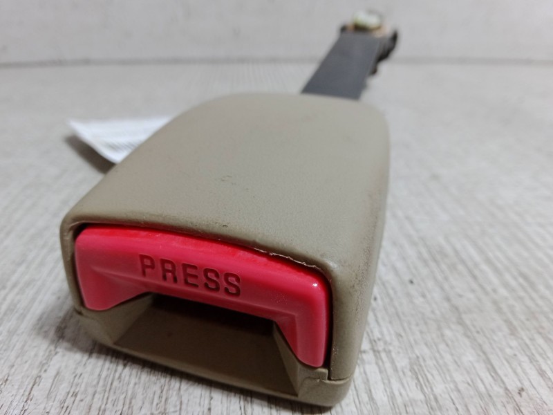 Recambio de anclaje cinturon delantero derecho para ssangyong rodius i 2.7 xdi referencia OEM IAM    Recambio de anclaje cinturon delantero derecho para ssangyong rodius i 2.7 xdi referencia OEM IAM