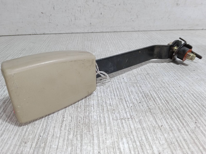 Recambio de anclaje cinturon delantero derecho para ssangyong rodius i 2.7 xdi referencia OEM IAM    Recambio de anclaje cinturon delantero derecho para ssangyong rodius i 2.7 xdi referencia OEM IAM