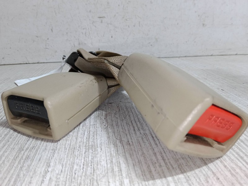 Recambio de anclaje cinturon trasero izquierdo para ssangyong rodius i 2.7 xdi referencia OEM IAM    Recambio de anclaje cinturon trasero izquierdo para ssangyong rodius i 2.7 xdi referencia OEM IAM