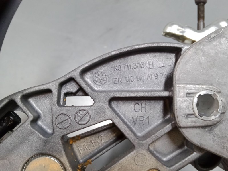 Recambio de palanca freno de mano para seat leon (1p1) 1.6 referencia OEM IAM 1K0711303J  