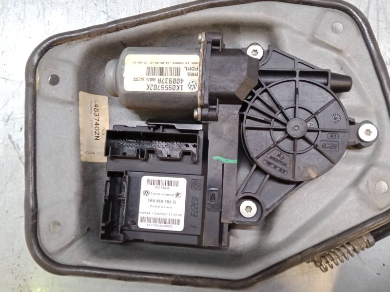 Recambio de elevalunas delantero derecho para volkswagen golf v (1k1) 1.6 referencia OEM IAM 1K4837462B  