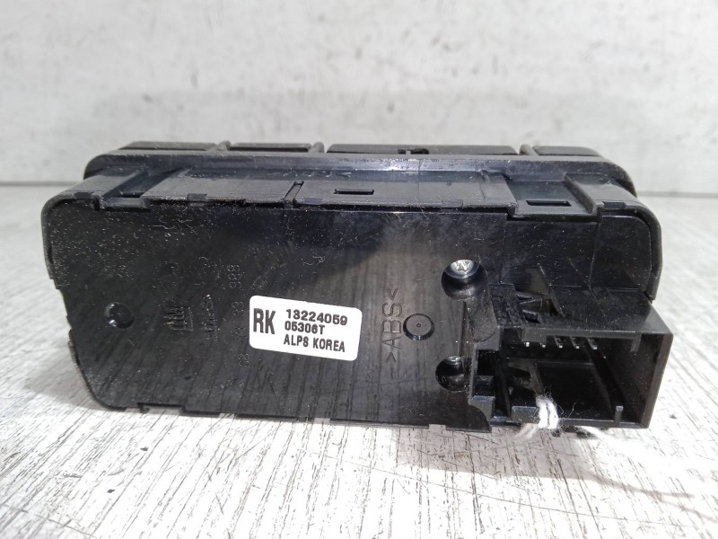 Recambio de mando elevalunas delantero izquierdo para opel vectra c gts (z02) 1.9 cdti (f68) referencia OEM IAM 13224059  