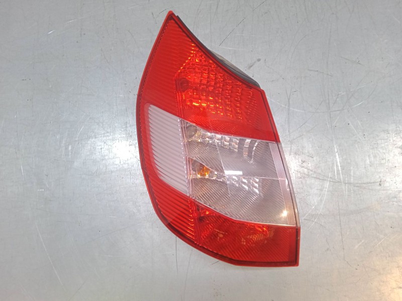 Recambio de piloto trasero izquierdo para renault grand scénic ii (jm0/1_) 1.6 referencia OEM IAM 8200127704  