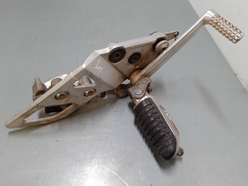 Recambio de estribera delantera derecha para suzuki gsf bandit gsf 650 a bandit (wvjc) referencia OEM IAM   