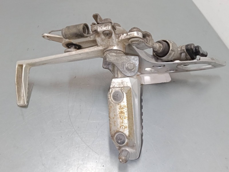 Recambio de estribera delantera derecha para suzuki gsf bandit gsf 650 a bandit (wvjc) referencia OEM IAM   