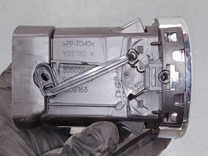 Recambio de aireador central izquierdo para peugeot 308 i (4a_, 4c_) 1.6 16v referencia OEM IAM 9658515377  305038