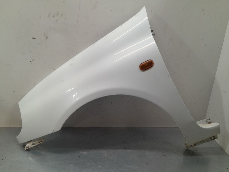 Recambio de aleta delantera izquierda para renault clio ii (bb_, cb_) 1.4 (b/cb0c, b/cb0s) referencia OEM IAM    Recambio de aleta delantera izquierda para renault clio ii (bb_, cb_) 1.4 (b/cb0c, b/cb0s) referencia OEM IAM