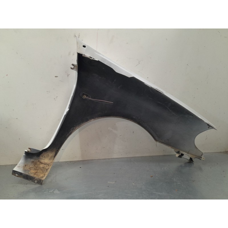 Recambio de aleta delantera izquierda para renault clio ii (bb_, cb_) 1.4 (b/cb0c, b/cb0s) referencia OEM IAM    Recambio de aleta delantera izquierda para renault clio ii (bb_, cb_) 1.4 (b/cb0c, b/cb0s) referencia OEM IAM