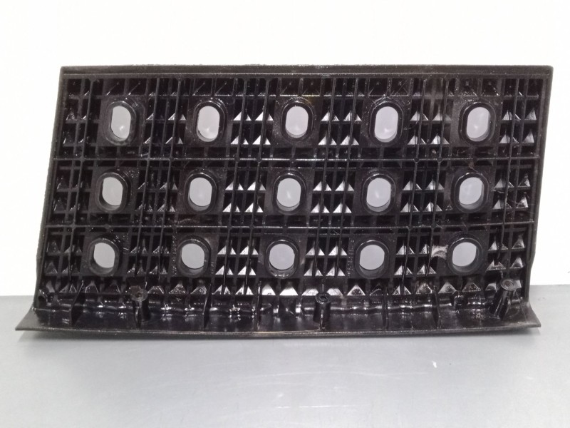 Recambio de rejilla superior de estribo izquierdo para iveco stralis ad 260 s 36 y/ps euro5 ad260s36y ps referencia OEM IAM   