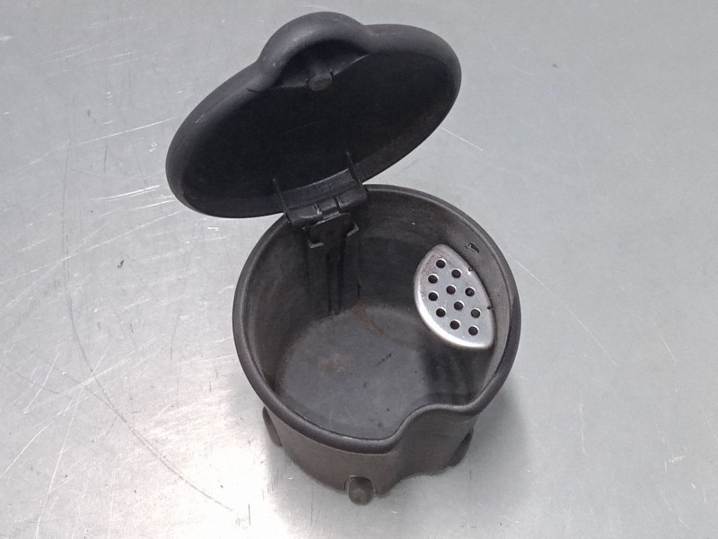 Recambio de cenicero para renault grand scénic ii (jm0/1_) 1.6 referencia OEM IAM 8200079133  