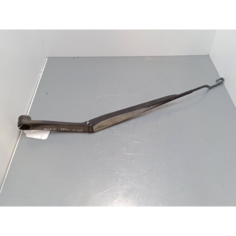 Recambio de brazo limpia delantero izquierdo para kia carens iii monospace (un) 2.0 crdi 115 referencia OEM IAM   