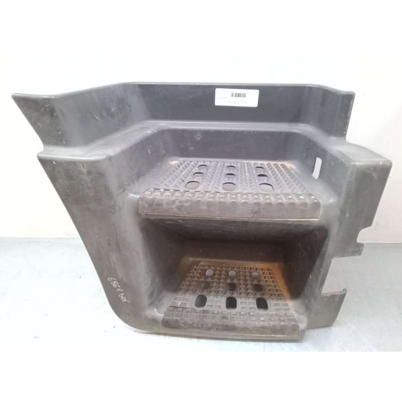 Recambio de estribo derecho inferior para iveco stralis ad 260 s 36 y/ps euro5 ad260s36y ps referencia OEM IAM   