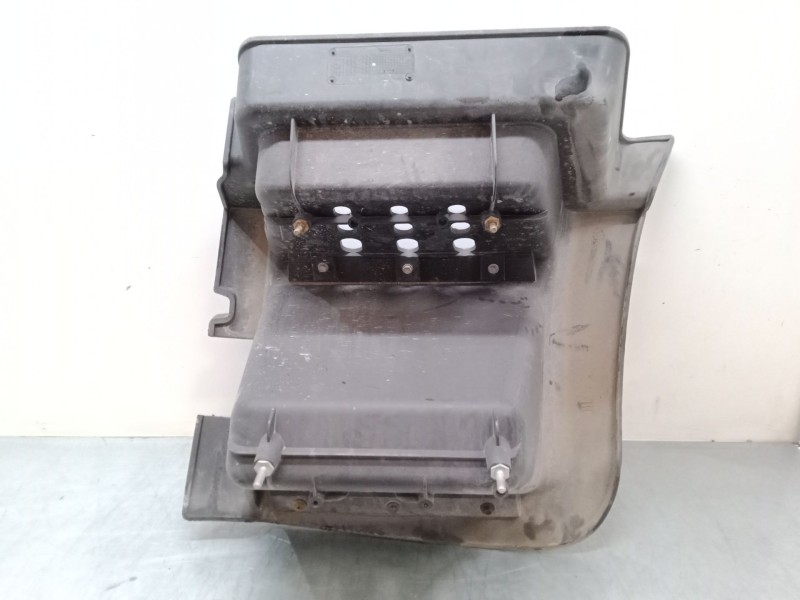 Recambio de estribo derecho inferior para iveco stralis ad 260 s 36 y/ps euro5 ad260s36y ps referencia OEM IAM    Recambio de estribo derecho inferior para iveco stralis ad 260 s 36 y/ps euro5 ad260s36y ps referencia OEM IAM