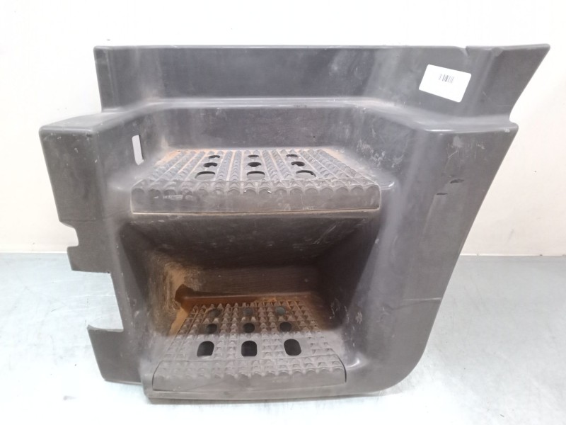 Recambio de estribo izquierdo inferior para iveco stralis ad 260 s 36 y/ps euro5 ad260s36y ps referencia OEM IAM 2997118  500375