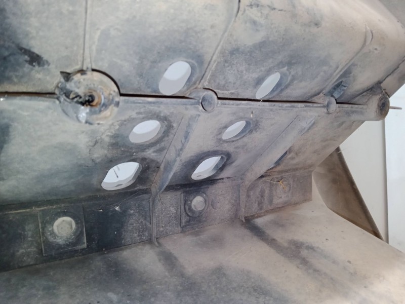 Recambio de estribo derecho inferior para iveco stralis ad 260 s 36 y/ps euro5 ad260s36y ps referencia OEM IAM 500375431  504103