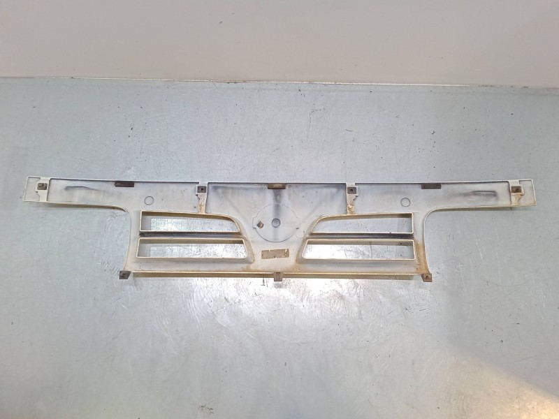 Recambio de rejillas capo para nissan cabstar e (tl_, vl_) 105.35, 110.35, 110.45 (tl0) referencia OEM IAM   