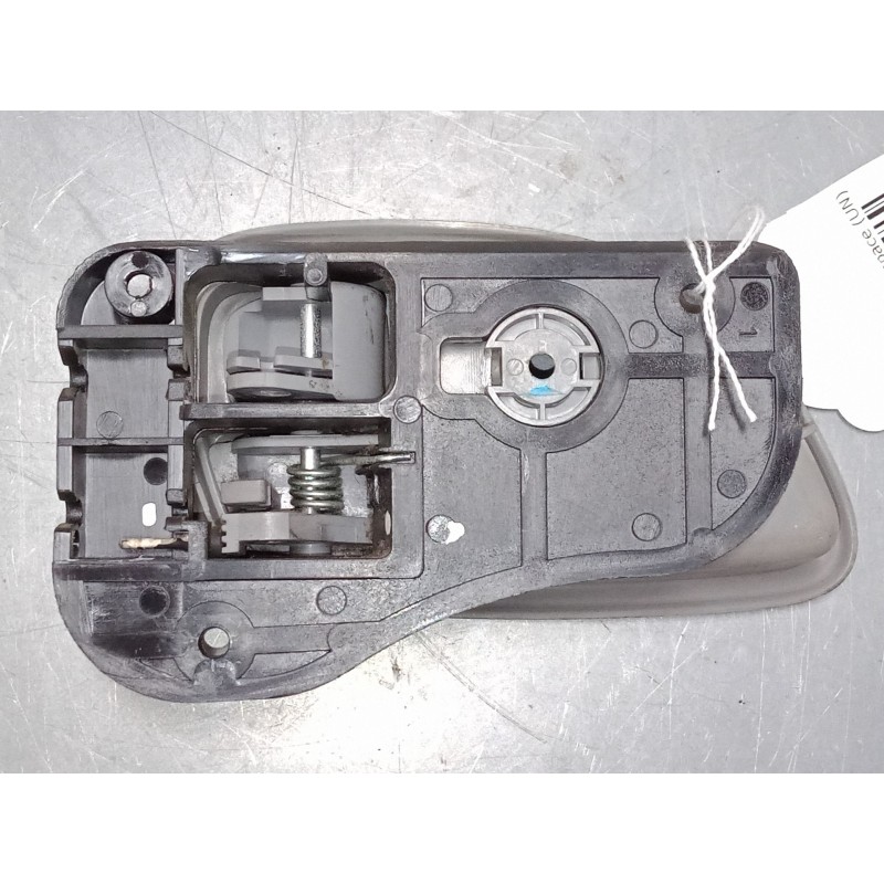 Recambio de maneta interior puerta delantera derecha para kia carens iii monospace (un) 2.0 crdi 115 referencia OEM IAM    Recambio de maneta interior puerta delantera derecha para kia carens iii monospace (un) 2.0 crdi 115 referencia OEM IAM