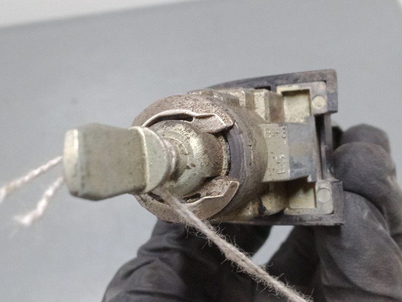 Recambio de bombin puerta delantera izquierda para volkswagen polo iv (9n_, 9a_) 1.4 16v referencia OEM IAM    Recambio de bombin puerta delantera izquierda para volkswagen polo iv (9n_, 9a_) 1.4 16v referencia OEM IAM