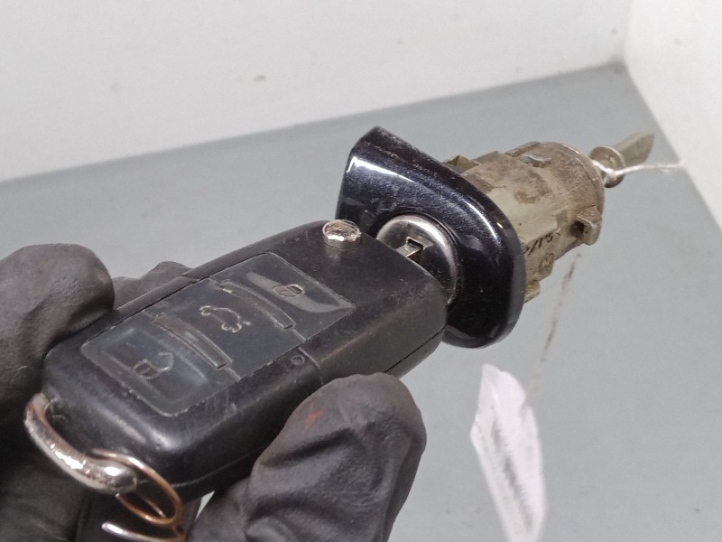 Recambio de bombin puerta delantera izquierda para volkswagen polo iv (9n_, 9a_) 1.4 16v referencia OEM IAM    Recambio de bombin puerta delantera izquierda para volkswagen polo iv (9n_, 9a_) 1.4 16v referencia OEM IAM